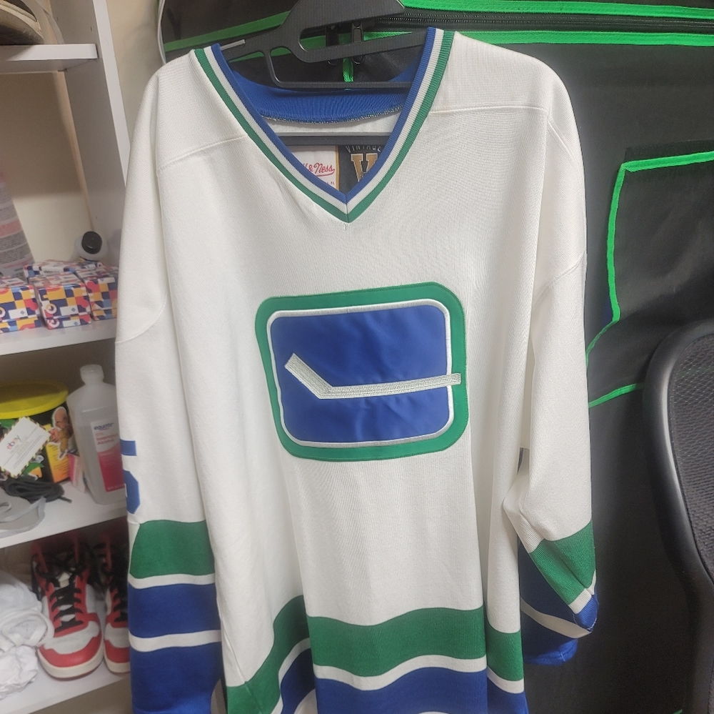 Authentic  vintage M@N 1970-71 Vancouver  Canucks  hockey jersey   men's size 56
